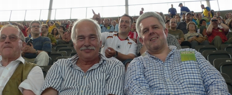 JR mit BS beim WM-Vorrundenspiel Schweden-Paraguay, Berliner Olympiastadtion 15. Juni 2006 (217K)