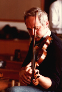 'Ian with his Fiddle', nach einem Photo von Siegfried Burghardt, Miltown Malbay 07/1983 - (22K)