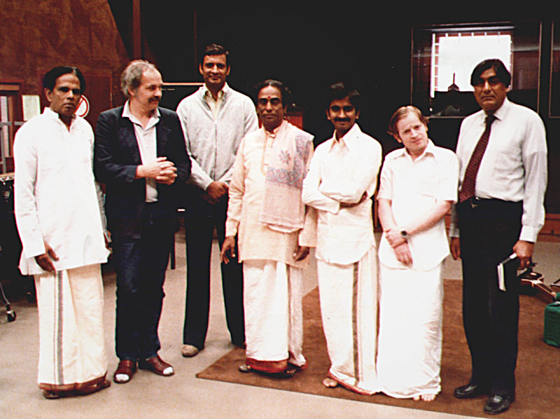 WDR Studio-Produktion 23.07.1982 mit (v.l.n.r.) Ramabhadran, JR, Botschaftsmitarbeiter, Lalgudi G. Jayaraman, Lalgudi Krishnan, Harishankar, Kulturattaché Hr.Sharma - Analogphoto © Jacques Lipschitz - (106K)
